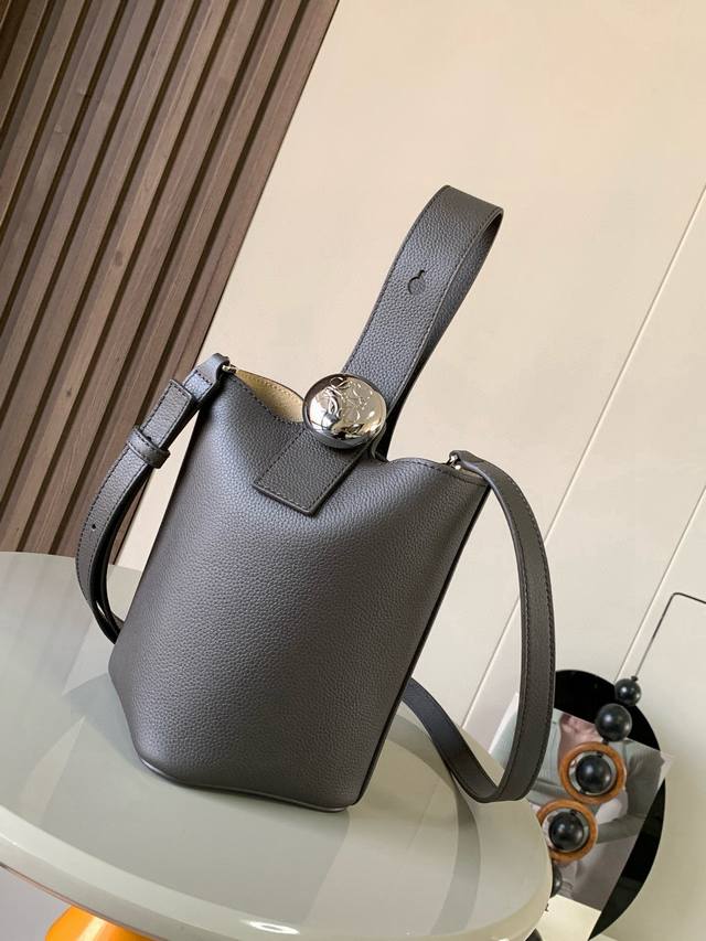 原厂皮 迷你柔软粒面牛皮革 pebble Bucket 水桶手袋pebble将纯粹的简约线条与瞩目设计风格巧妙融合造就别具一格的创新的手袋设计。标志性的 Ana