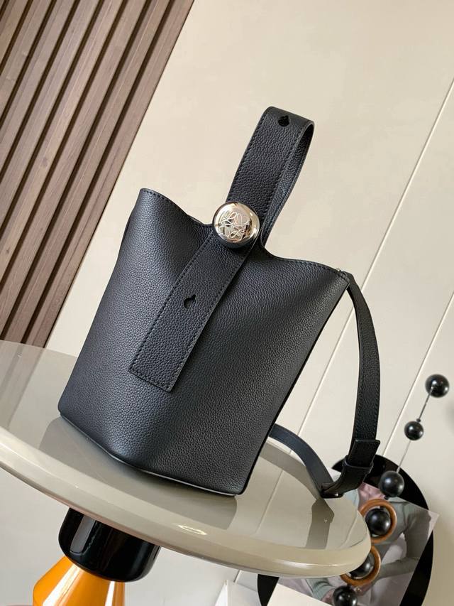 原厂皮 迷你柔软粒面牛皮革 pebble Bucket 水桶手袋pebble将纯粹的简约线条与瞩目设计风格巧妙融合造就别具一格的创新的手袋设计。标志性的 Ana
