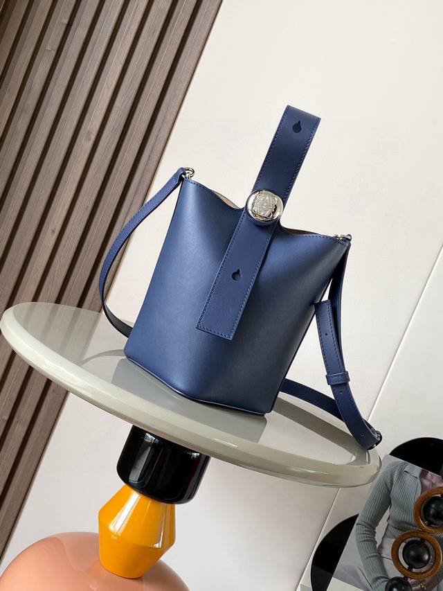 原厂皮 迷你柔软粒面牛皮革 pebble Bucket 水桶手袋pebble将纯粹的简约线条与瞩目设计风格巧妙融合造就别具一格的创新的手袋设计标志性的 Anag