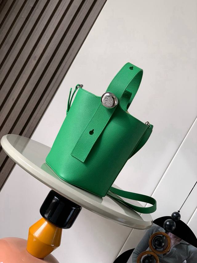 原厂皮 迷你柔软粒面牛皮革 pebble Bucket 水桶手袋pebble将纯粹的简约线条与瞩目设计风格巧妙融合造就别具一格的创新的手袋设计标志性的 Anag