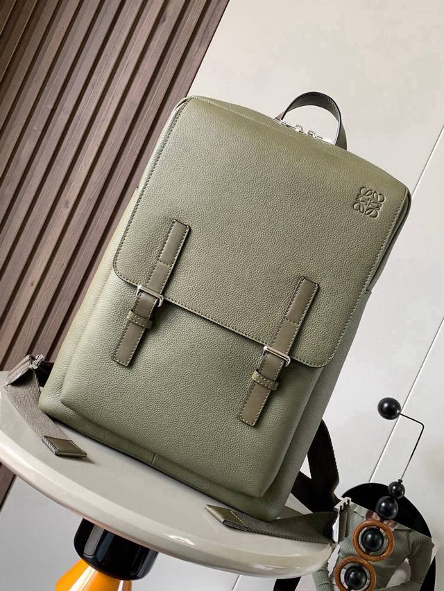 原厂皮 柔软粒面牛皮革军用背包双肩包Military Backpack 是一种宽敞且用途广泛的背包带有一个主隔层和一个折叠翻盖下的额外隔层并通过磁扣和额外的针扣 原厂皮 柔软粒面牛皮革军用背包双肩包Military Backpack 是一种宽敞且用途广泛的背包带有一个主隔层和一个折叠翻盖下的额外隔层并通过磁扣和额外的针扣