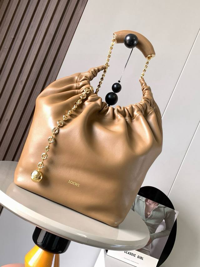 原厂皮 明星同款 中号纳帕羊皮革Squeeze手袋是款精致而柔美的全新手袋全新发布的 Squeeze 手袋采用柔软丝滑的Mellow纳帕小羊皮制作而成无衬里结构