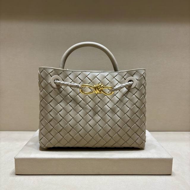 原厂皮 顶级春夏新款延續了品牌的編織紋風格有細節上的金屬繩結開關扣种 這次還將肩帶估做成管條編織、呈現出不同的工藝手法 背法多變，打造出更多不同造型 Intre