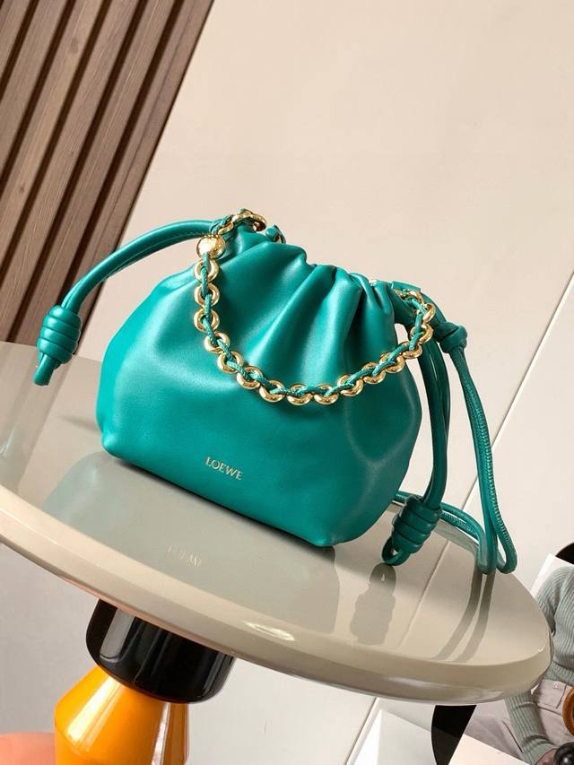 原厂皮 明星同款 迷你纳帕羊皮革 Flamenco purse 新款手拿包Flamenco purse 手袋采用褶皱设计侧面搭配标志性绳结等关键细节。款式时尚百