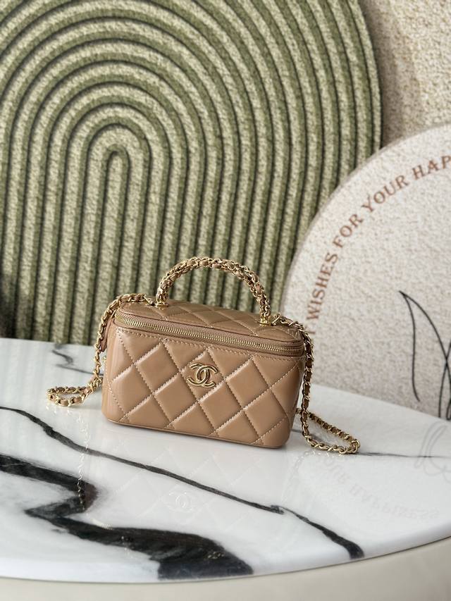 原厂皮 新款 现货！ Chane124B 化妆包 编织手柄 配金属链条 编制手柄设计风格 盖头配小镜 超级精致又可爱 手感柔柔软软 日常穿搭 显气质 高贵优雅