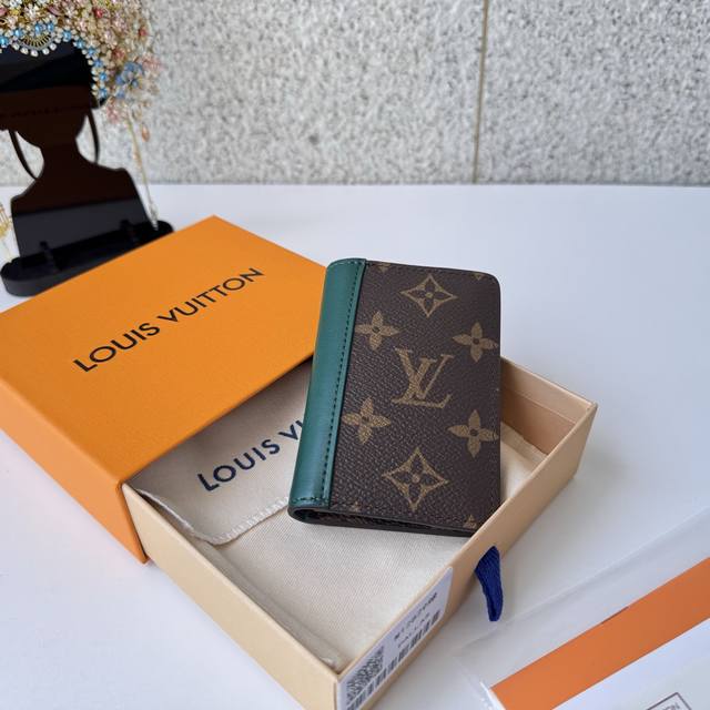 正品级 顶级原单 12829绿色钱夹紧凑的尺寸，可以轻松放入任何口袋，魅力十足的“Organizer De poche”。由Monogram Macarthur