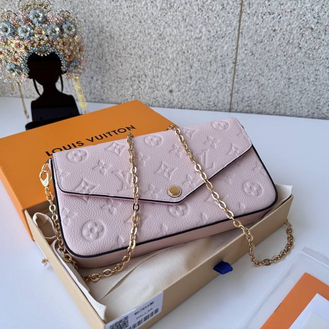 正品级 顶级原单 M67856粉由Monogram Empreinte帆布面料裁制而成的pochette Felicie内含两个可脱卸口袋，是携带整理您的日常用