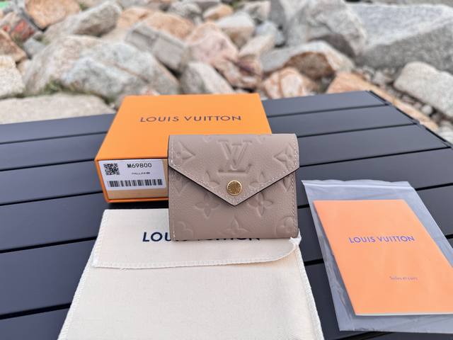 正品级 顶级原单 M69800杏由柔软的 Monogram Empreinte 粒面皮革裁制而成的 Zoe 短款钱夹，饰有经典的路易威登 Monogram 压纹