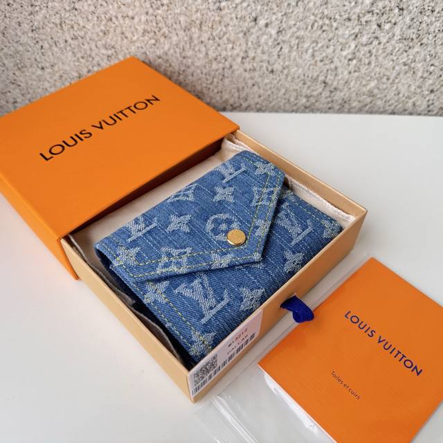 正品级 顶级原单 M13212Monogram Denim系列推出了这款时令版的Victorine钱包，采用鲜艳的蓝色色调。它由有机棉制成，内衬皮革，设有多个口