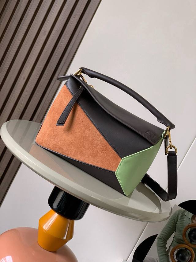 原厂皮 新版本几何包小号24Cmpuzzle手袋！原厂进口纳帕小牛皮罗家爆款几何包puzzle 手袋是创意总监乔纳森 安德森为 L0Ewe 推出的首款手提包长方