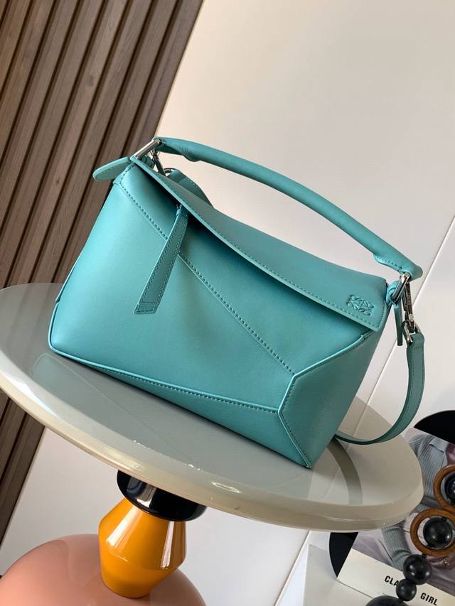 原厂皮 新版本几何包小号24Cmpuzzle手袋！原厂进口纳帕小牛皮罗家爆款几何包puzzle 手袋是创意总监乔纳森 安德森为 L0Ewe 推出的首款手提包长方