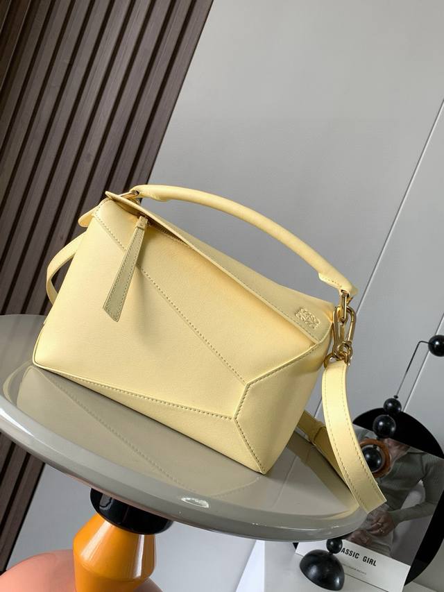 原厂皮 新版本几何包小号24Cmpuzzle手袋!原厂进口纳帕小牛皮罗家爆款几何包puzzle 手袋是创意总监乔纳森 安德森为 L0Ewe 推出的首款手提包长方 原厂皮 新版本几何包小号24Cmpuzzle手袋!原厂进口纳帕小牛皮罗家爆款几何包puzzle 手袋是创意总监乔纳森 安德森为 L0Ewe 推出的首款手提包长方