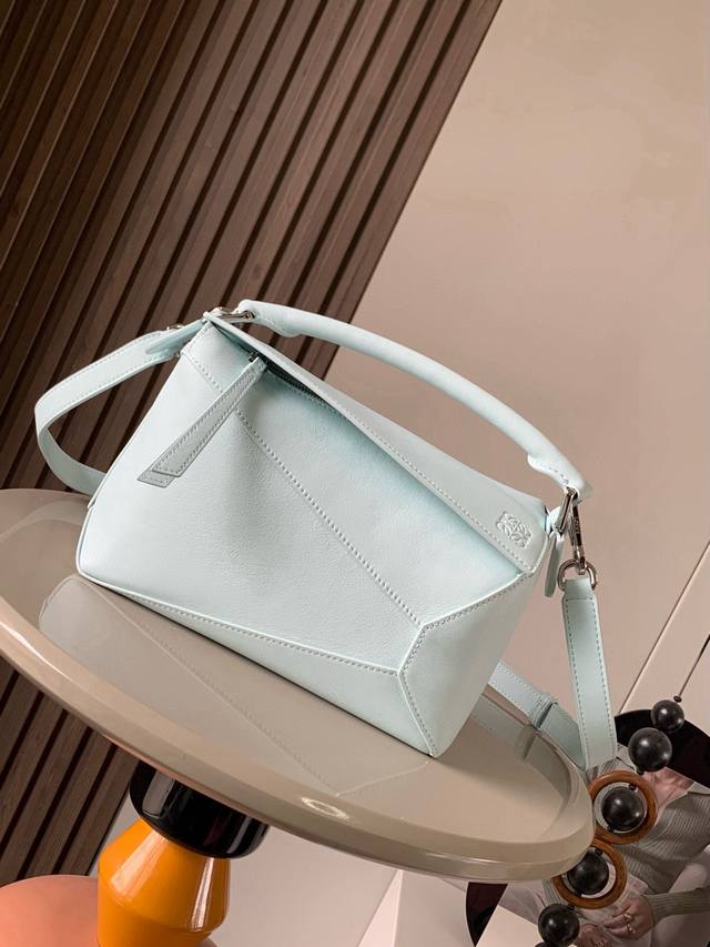 原厂皮 新版本几何包小号24Cmpuzzle手袋！原厂进口纳帕小牛皮罗家爆款几何包puzzle 手袋是创意总监乔纳森 安德森为 L0Ewe 推出的首款手提包长方