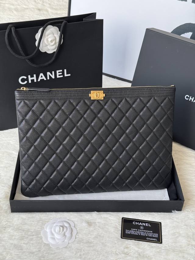正品级 小香 Chanel -原单手包 Leboy新款 鱼子酱小球纹牛皮制作 依然很潮的三条边款式！信封手包无论菱格纹 还是拉链 每个小细节都对版 最重要的还是