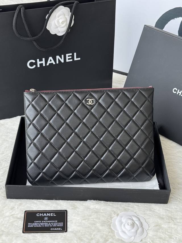 正品级 香奶奶 Chanel 爆款手包系列了解一下 菱格手包手包一般内里都比较单调 小羊皮制作 这款还有个拉链小口袋可以放放重要证件经典小号手拿包,实用包包首选 正品级 香奶奶 Chanel 爆款手包系列了解一下 菱格手包手包一般内里都比较单调 小羊皮制作 这款还有个拉链小口袋可以放放重要证件经典小号手拿包,实用包包首选