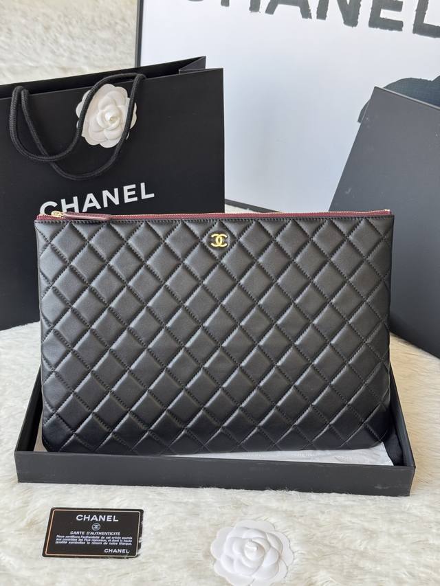 正品级 Chanel 香奶奶 爆款手包系列了解一下， 小羊皮 制作 菱格手包手包一般内里都比较单调 这款还有个拉链小口袋可以放放重要证件经典大号手拿包 实用包包