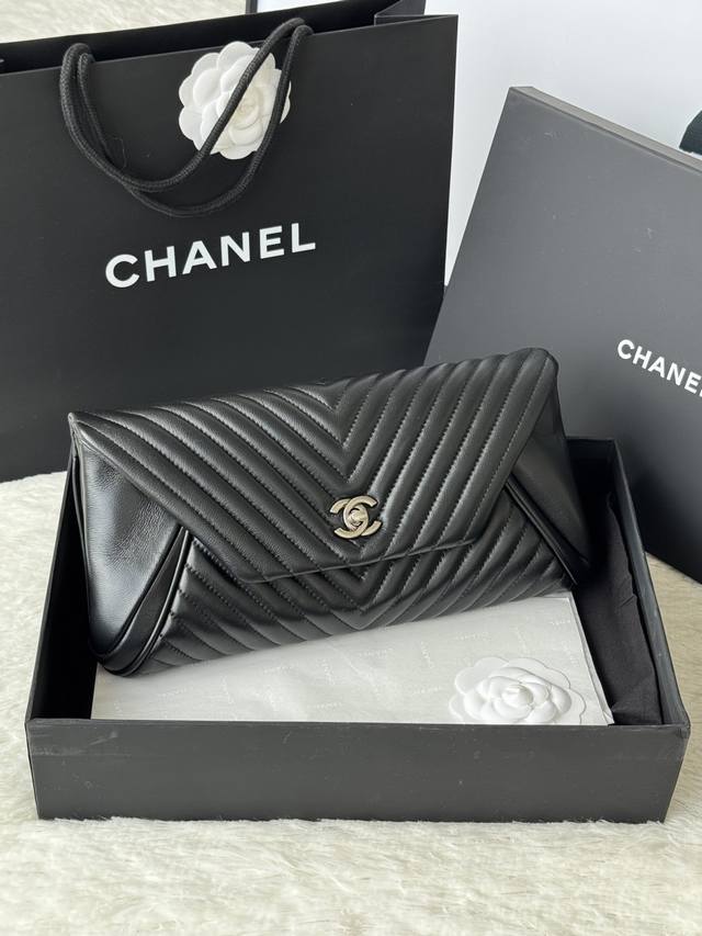 正品级 小香 Chanel 原单羊皮手包 这款手包演绎时尚风格 手感舒适的羊皮结合经典V格, 与独特的翻盖设计,整体造型完美融合。 兼并时尚与高雅的魅力。 尺寸 正品级 小香 Chanel 原单羊皮手包 这款手包演绎时尚风格 手感舒适的羊皮结合经典V格, 与独特的翻盖设计,整体造型完美融合。 兼并时尚与高雅的魅力。 尺寸