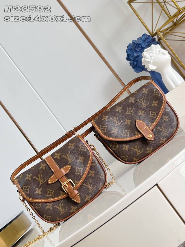 出厂价p 顶级原单 M26592 双子星 2025 秋冬新款 Duo Bb 手袋以焕然一新的廓形，将别致设计与现代风格融合。本款趣味配饰重新演绎了 Saumur