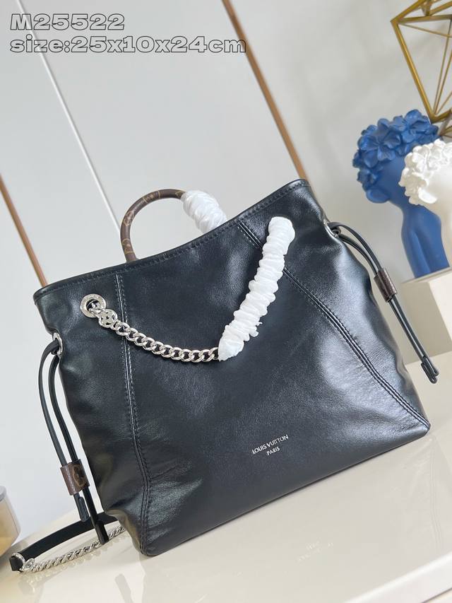 出厂价p 顶级原单 M25522 Lv Vibe 系列推出 Off Duty 双肩包，以羊皮革塑造休闲构型，成就日常出行佳选。珠宝般的莹泽链条点缀 Lv Cir