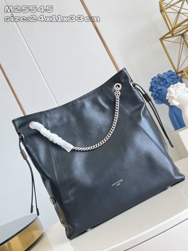 出厂价p 顶级原单 M25545 Off Duty 中号手袋出自 Lv Vibe 系列，可为各式造型注入前卫摇滚风范。羊皮革包身配有莹泽金属件，Lv Circl