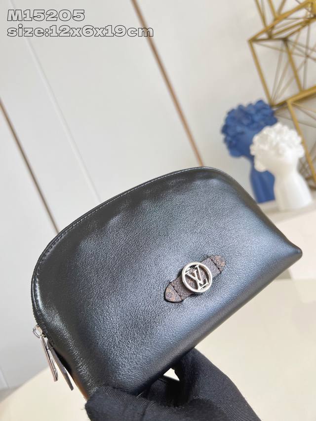 顶级原单 独家实拍 M15205 本款 pochette CosméTique 小号化妆包为羊皮革渲染经典色调，以柔滑肌理与考究细节释放雍容格调。莹泽金属件和