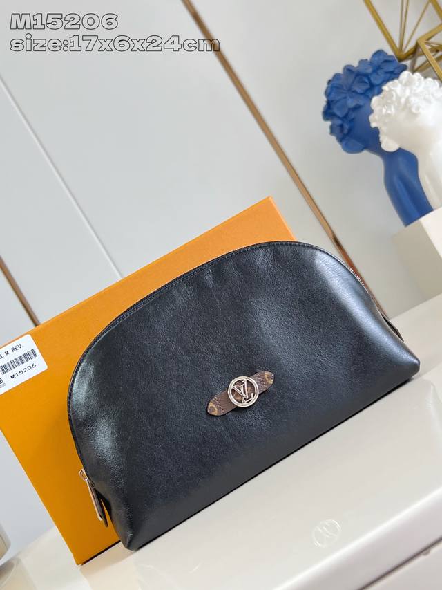顶级原单 独家实拍 M15206 本款 pochette CosméTique 中号化妆包为羊皮革渲染经典色调，以柔滑肌理与考究细节释放雍容格调。莹泽金属件和