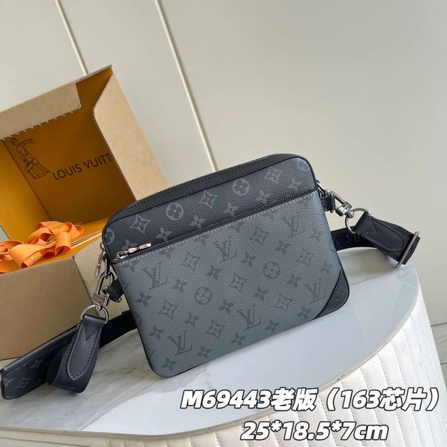 163C01芯片版 内部价p 款号: M69443 老版 原单加强版 独家实拍背景图 Trio 邮差包由 Monogram Eclipse 帆布与 Monogr 163C01芯片版 内部价p 款号: M69443 老版 原单加强版 独家实拍背景图 Trio 邮差包由 Monogram Eclipse 帆布与 Monogr