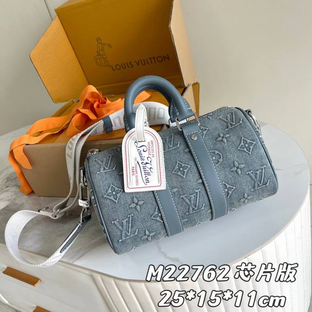 163C01芯片版 内部价p 款号： M22762原单加强版 独家实拍背景图 本款Keepall BandoulièRe 25 手袋 ，展现 Monogram