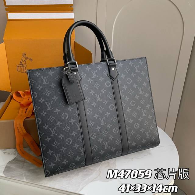 163C01芯片版 内部价p 款号： M47059 原单加强版 独家实拍背景图 本款 Sac plat 24H 手袋拥有 Monogram Eclipse 涂层