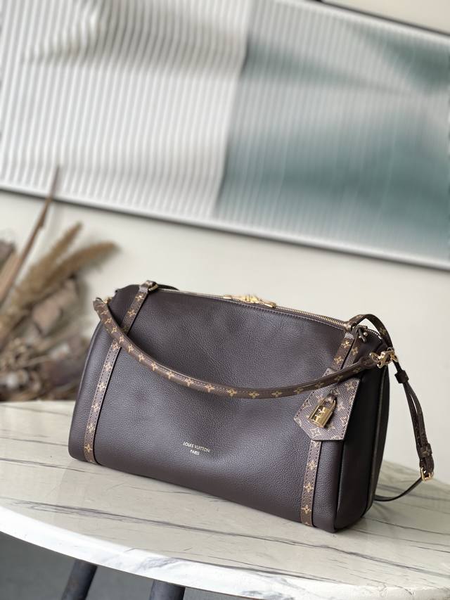 出厂价p 海外顶级原单 M26397 荔枝纹 本季Express中号手袋专为现代女性匠心打造。本款标志性设计采用牛皮革包身搭配Monogram经典帆布饰边。Mo