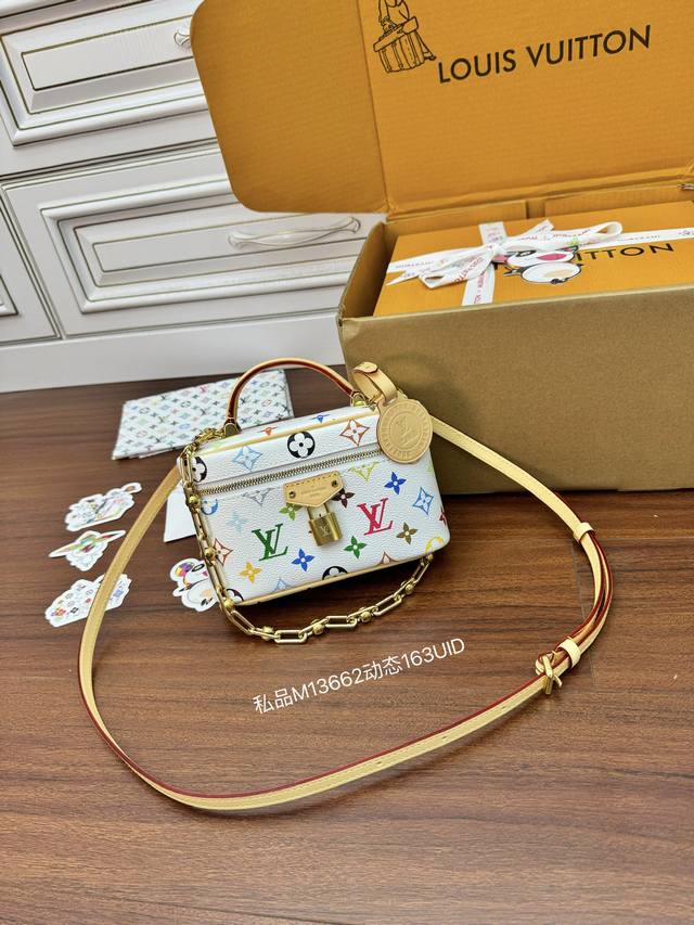 独家163首发型号:M13662私品 163动态Uid 进口菱形面料 品质第九次升级,进口原厂皮.专柜同步,动态电子芯片、礼品袋、保护纸,铜版电子标签、合格证 独家163首发型号:M13662私品 163动态Uid 进口菱形面料 品质第九次升级,进口原厂皮.专柜同步,动态电子芯片、礼品袋、保护纸,铜版电子标签、合格证