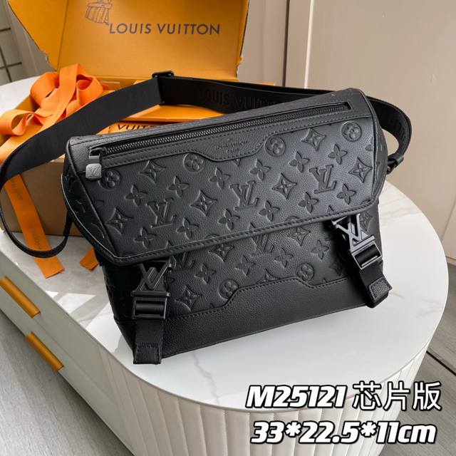 163C01芯片版 内部价p 款号： M25121 原单加强版 独家实拍背景图 全皮压花男 差包系列 本款 Voyager 小号邮差包取材 Monogram S