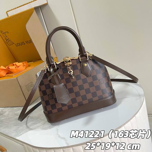 163C01 芯片版 内部价p 款号： N41221 原单加强版 独家实拍背景图 路易威登标志性手袋中设计结构最为挺括的一，款。其原型是由加斯顿 威登设计并以A