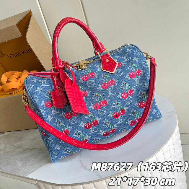 163C01 芯片版 内部价p 款号： M87627 樱桃款 原单加强版 独家实拍背景图 本款出自路易威登 X 村上隆复刻系列，为Monogram 丹宁布融入个