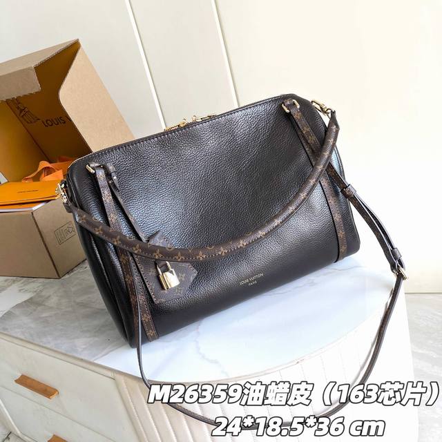 163C01芯片版 内部价p 款号；M26359 啡油蜡皮原单加强版 独家实拍背景图 本款 Express 中号手袋选用柔软牛皮革，轻松搭配各类都市造型。设计灵
