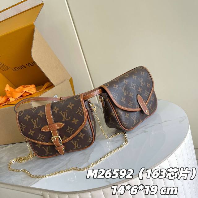 163C01 芯片版 内部价p 款号： M26592 ，M27096原单加强版 独家实拍背景图 2025 秋冬新款 Duo Bb 手袋以焕然一新的廓形，将别致设