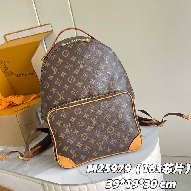 163C01 芯片版 内部价p 款号： M25979 原单加强版 独家实拍背景图 本款 Discovery Cargo 双肩包为 Monogram 帆布融入做旧