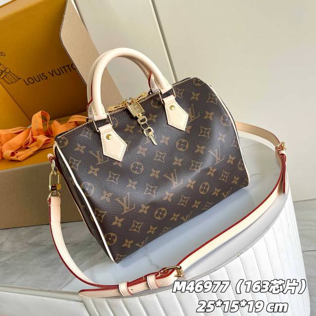 163C01芯片版 内部价p 款号： M46977 M41113 原单加强版 独家实拍背景图 Speedy 系列手袋原为旅行者而设计，借由此名致敬 1930 年