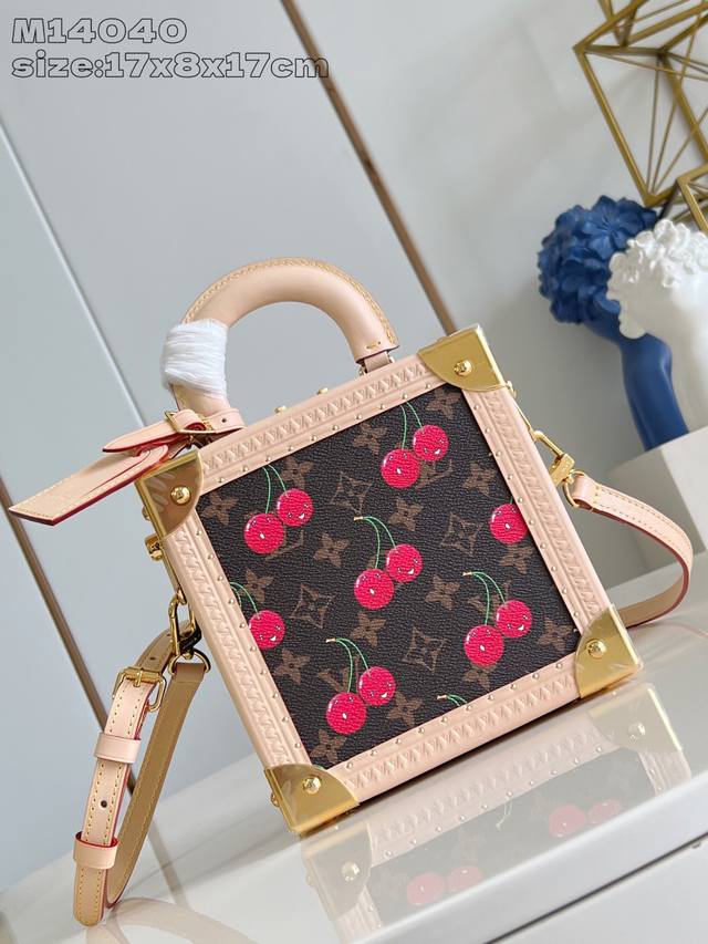 顶级原单 M14040樱桃 本款 Mini Square Trunk 手袋出自路易威登 X 村上隆复刻系列,以妙趣袖珍构型诠释经典传承。Monogram 涂层帆 顶级原单 M14040樱桃 本款 Mini Square Trunk 手袋出自路易威登 X 村上隆复刻系列,以妙趣袖珍构型诠释经典传承。Monogram 涂层帆