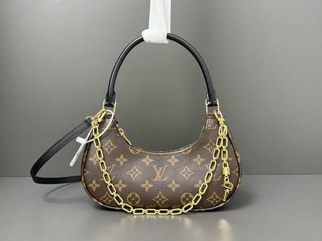 顶级原单复刻独家实拍M25223 163芯片 本款 Catchy 小号手袋为帆布勾勒牛皮革饰边，以经典 Monogram 图案致敬品牌传统，成就又一灵巧之选。利