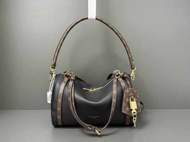 顶级原单复刻独家实拍M26039 163芯片 本款 Express 小号手袋堪称都市臻品，其设计灵感源自品牌经典 Keepall 旅行袋。选用细腻牛皮革精心打造