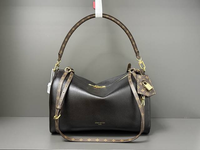 顶级原单复刻独家实拍M26359 163芯片 本季 Express 中号手袋专为现代女性匠心打造。本款标志性设计采用牛皮革包身搭配 Monogram 经典帆布饰