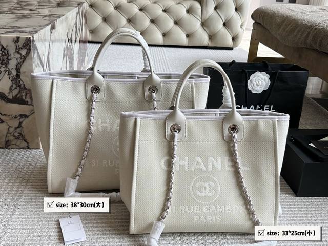 无盒 尺寸：38*30Cm 大 33*25Cm 小 小香家 牛仔沙滩包 安排！安排！ 今年出的这个沙滩包可太好看了 慵懒度假风松弛度刚刚好~