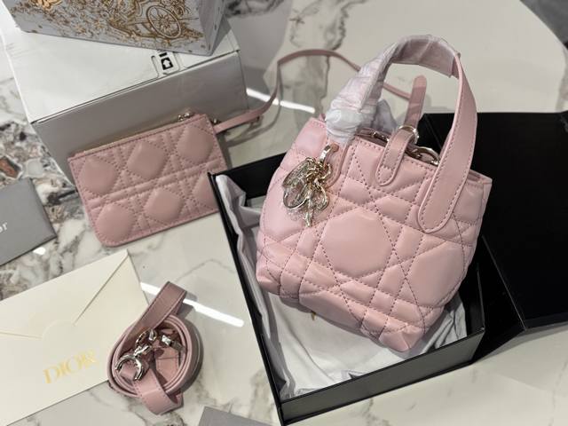 配盒升级版！ 迪奥 超火的Toujours 购物袋 个人觉得 包型真的很耐看！ 又休闲 又优雅！ 现在它很火哦！15*14Cm