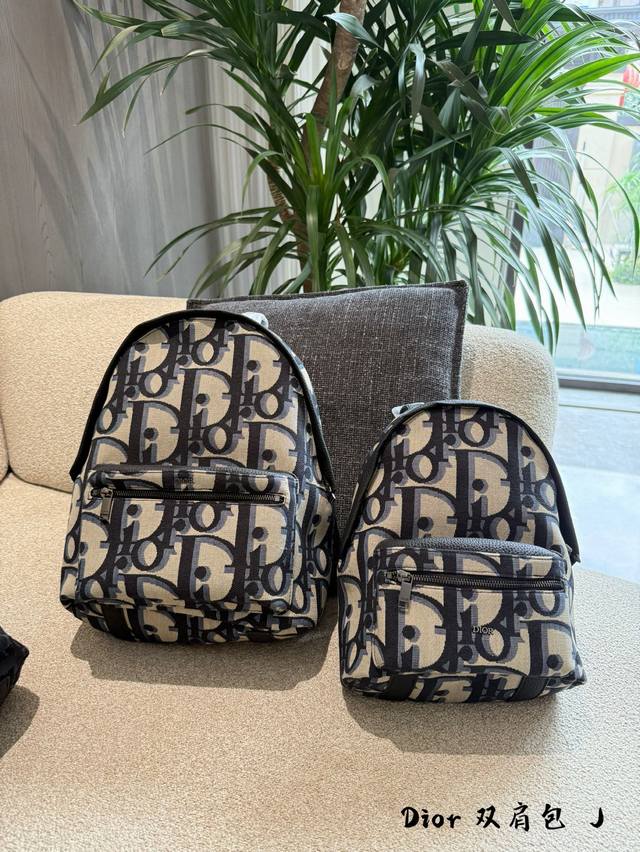 dior Oblique 字母帆布双肩包 Oblique 字母帆布双肩包，全新大Logo字母设计，让人眼前一亮，完美演绎了活力时尚，包形简洁利落，加上复古别致的