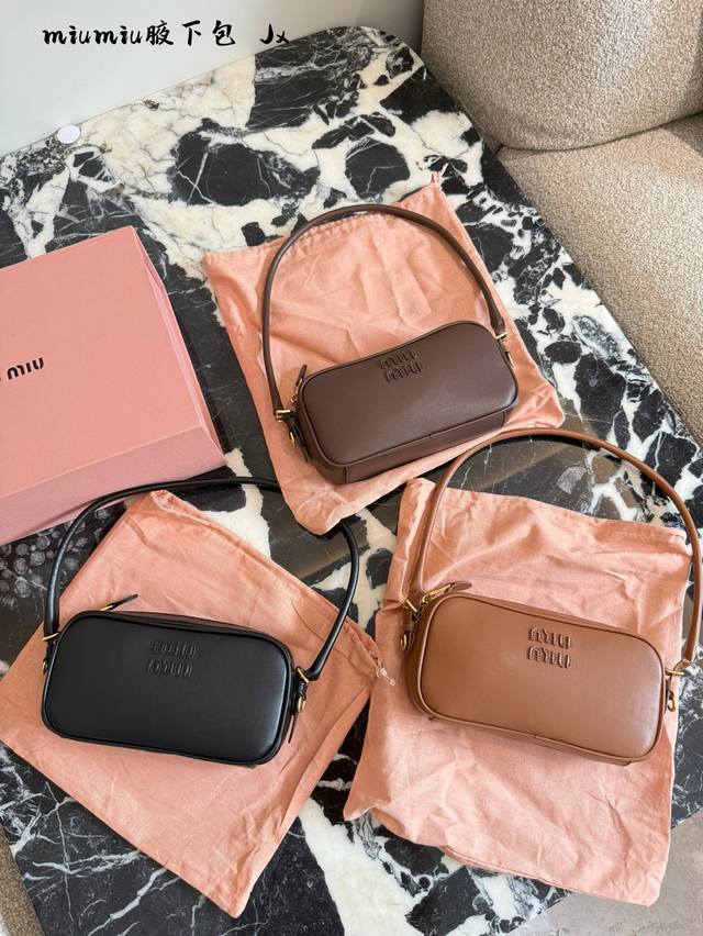 Miumiu相机腋下包22Cm 牛皮配盒子