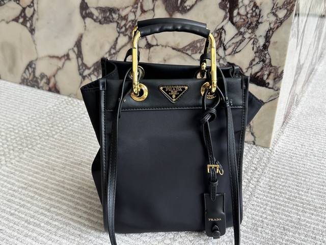 配盒 Size：23 27Cm prad 新款 超级喜欢它简单有质感的设计 很能装而且方便 哈哈真香 材料：进口尼龙布料 耐磨耐用又