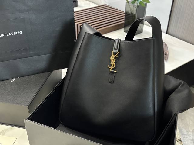 配盒 牛皮 升级版 Size： 30*31Cm 中号 Ysl Soft Hobo！大爱这款包呀 实用性超强的！ 大包就选它啦~ 牛皮的手感太Ok！