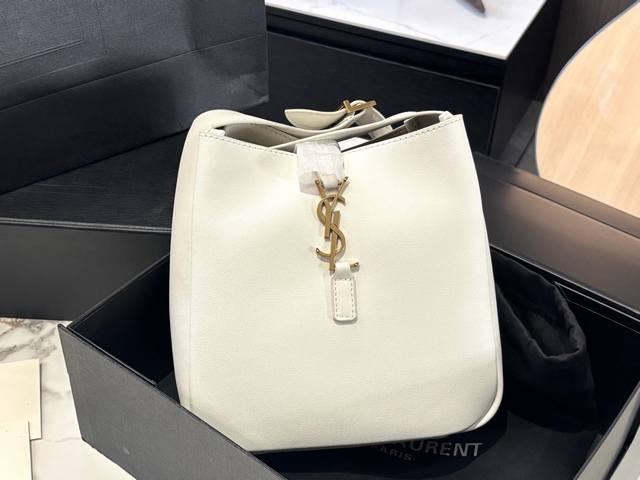 配盒 牛皮 Size： 22*21Cm 小号 谁还没拥有 Ysl Soft Hobo！大爱这款包呀 实用性超强的！