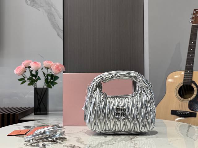 配盒 Size：22*11Cm 可盐可甜的 Miumiu 女孩 Miumiu Wander包包 好搭 什么风格都能驾驭 材质很柔软 容量也非常Ok 复古俏皮的H